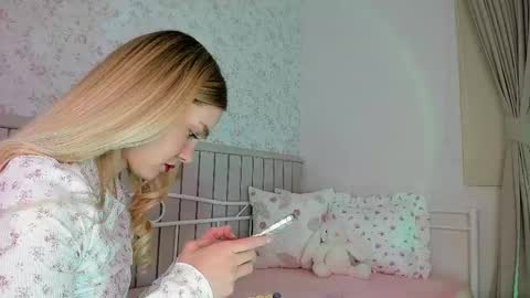 Snapshot of kitty__sophie chatting on 05-08-26, 05:07 sophie online show from 05-08-26, 05:07