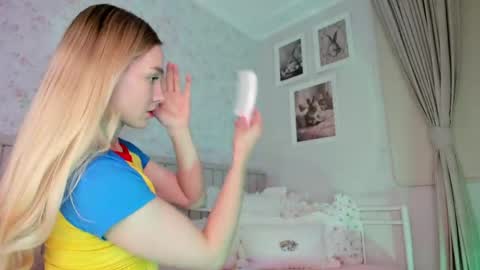 Snapshot of kitty__sophie chatting on 05-28-26, 06:05 sophie online show from 05-28-26, 06:05