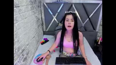 kitty_small69 online show from 04-28-26, 03:06