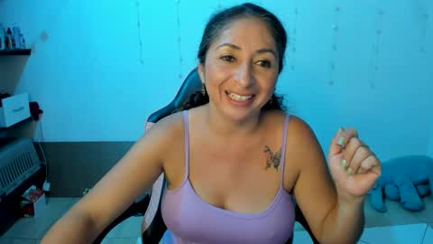 Snapshot of kitty_violet_ chatting on 12-22-24, 05:23 violet online show from 12-22-24, 05:23
