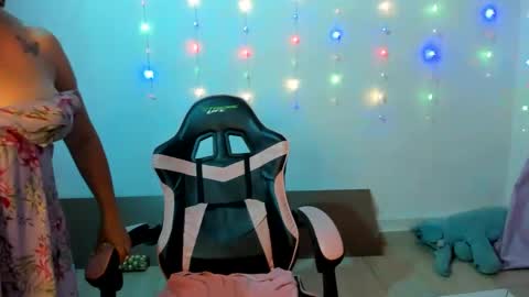 Snapshot of kitty_violet_ chatting on 12-23-24, 08:44 violet online show from 12-23-24, 08:44