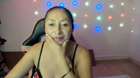 Snapshot of kitty_violet_ chatting on 12-30-24, 04:20 violet online show from 12-30-24, 04:20