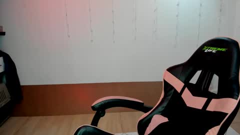 Snapshot of kitty_violet_ chatting on 01-05-25, 05:51 violet online show from 01-05-25, 05:51