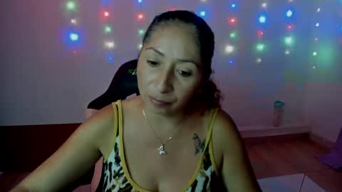 Snapshot of kitty_violet_ chatting on 01-11-25, 06:03 violet online show from 01-11-25, 06:03
