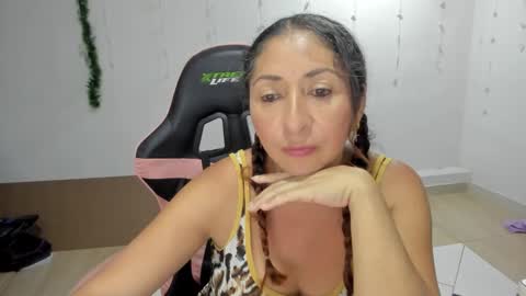Snapshot of kitty_violet_ chatting on 01-15-25, 05:50 violet online show from 01-15-25, 05:50
