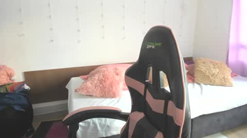 Snapshot of kitty_violet_ chatting on 02-04-25, 10:45 violet online show from 02-04-25, 10:45