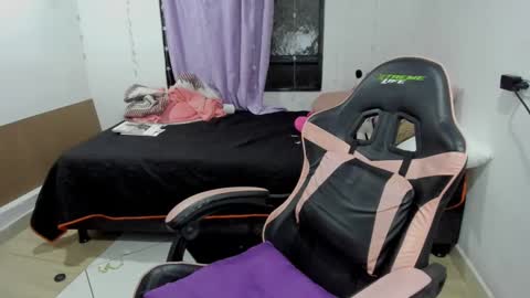 Snapshot of kitty_violet_ chatting on 02-18-25, 05:53 violet online show from 02-18-25, 05:53