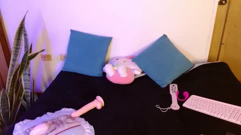 Snapshot of kittycatw chatting on 10-30-25, 07:14 LAURA help me reach 100likes online show from 10-30-25, 07:14