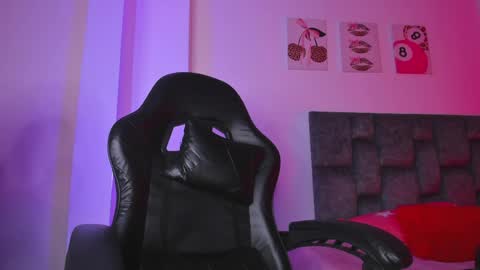 Snapshot of kittystar18 chatting on 05-18-26, 05:52 kitty online show from 05-18-26, 05:52