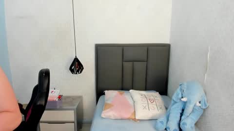  K I T T  Y  online show from 02-12-25, 07:35