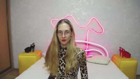 Snapshot of klaryevans chatting on 09-15-25, 01:44 Klary online show from 09-15-25, 01:44