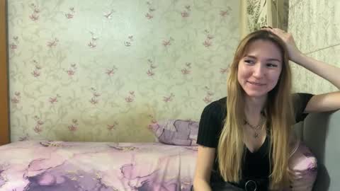 Snapshot of klikerstokens chatting on 01-06-25, 03:08 Louise and Mark online show from 01-06-25, 03:08