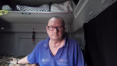 Snapshot of komputer123456789 chatting on 01-18-25, 11:43 Bogdan online show from 01-18-25, 11:43