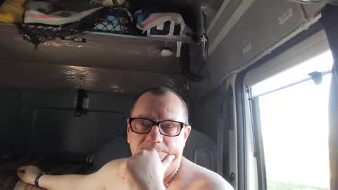 Snapshot of komputer123456789 chatting on 03-08-25, 08:33 Bogdan online show from 03-08-25, 08:33