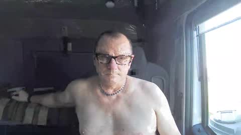 Snapshot of komputer123456789 chatting on 03-08-25, 11:37 Bogdan online show from 03-08-25, 11:37