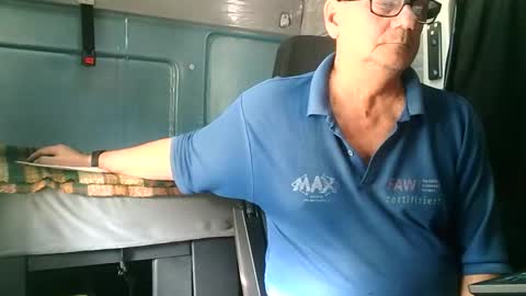 Snapshot of komputer123456789 chatting on 09-27-25, 09:14 Bogdan online show from 09-27-25, 09:14