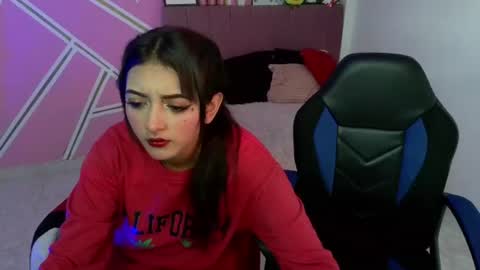 Snapshot of koning_moretti chatting on 06-25-26, 10:36 camila online show from 06-25-26, 10:36