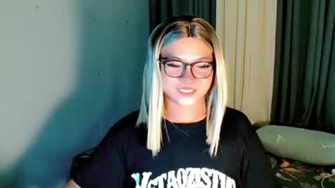 Snapshot of krezikeed chatting on 05-18-26, 03:51 krezikeed online show from 05-18-26, 03:51