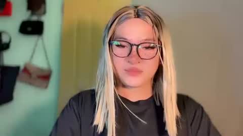 Snapshot of krezikeed chatting on 05-21-26, 12:01 krezikeed online show from 05-21-26, 12:01