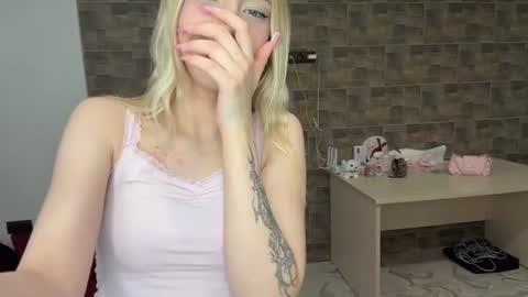 Snapshot of kristiancommes chatting on 06-24-26, 05:34 Alisa online show from 06-24-26, 05:34