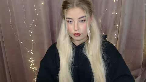 Snapshot of kristyflowers chatting on 12-15-24, 07:31 KristyFlowers online show from 12-15-24, 07:31