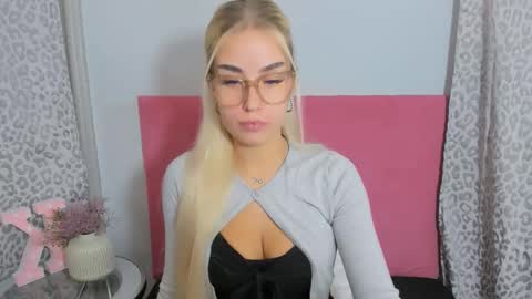 Snapshot of kristyflowers chatting on 11-15-25, 09:11 KristyFlowers online show from 11-15-25, 09:11