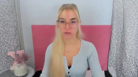 Snapshot of kristyflowers chatting on 11-23-25, 06:13 KristyFlowers online show from 11-23-25, 06:13