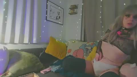 Snapshot of krystalvenison chatting on 12-17-25, 01:28 krystalvenison online show from 12-17-25, 01:28