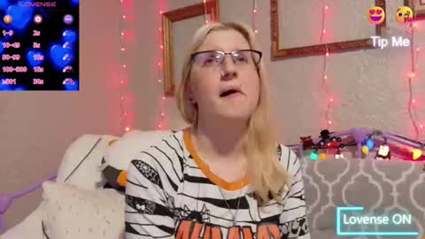 Snapshot of kunzitegoddess chatting on 11-17-25, 02:06 Samantha online show from 11-17-25, 02:06