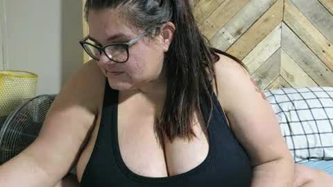 Snapshot of kurvybbw chatting on 01-15-25, 12:30 Raven Belle online show from 01-15-25, 12:30