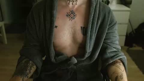 Snapshot of kyle_tattoo chatting on 08-08-26, 04:03 kyle online show from 08-08-26, 04:03