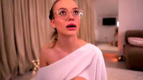 Kylie online show from 05-19-26, 01:56