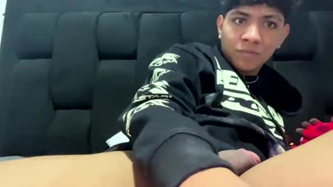 Snapshot of kylo_boy04 chatting on 12-19-25, 04:25 steven online show from 12-19-25, 04:25