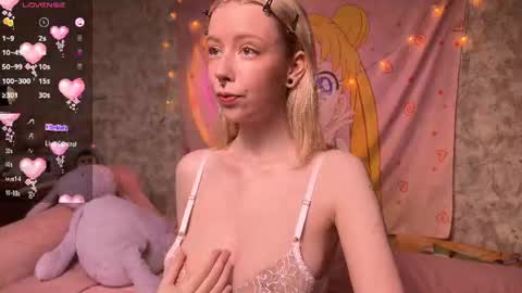 Snapshot of l1ttlekiki chatting on 06-20-26, 05:38 Sara online show from 06-20-26, 05:38