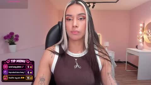Snapshot of la_monitora chatting on 06-04-26, 11:38 T A T I A N A online show from 06-04-26, 11:38