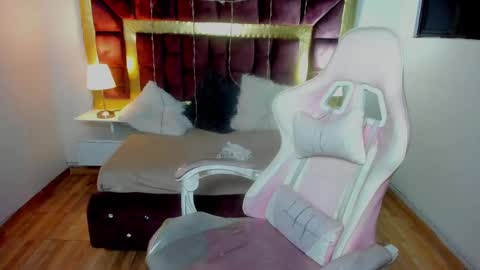  L A R A   online show from 02-22-25, 01:11