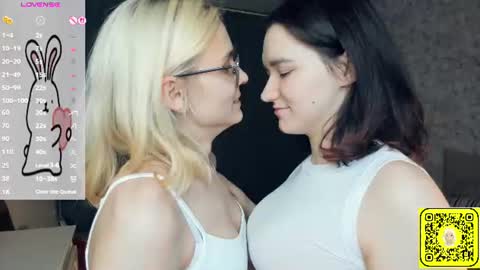 Snapshot of lacyedison chatting on 06-18-26, 07:18 Violet and Isabel online show from 06-18-26, 07:18