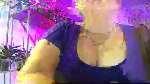 Snapshot of lady_gloria chatting on 11-24-25, 08:25 Lady Gloria online show from 11-24-25, 08:25