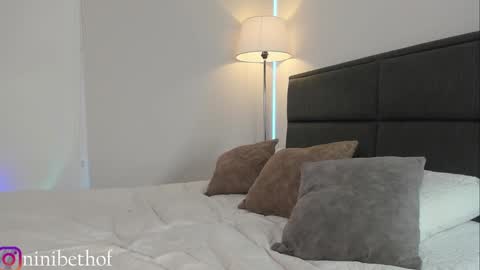 Snapshot of lady_ni chatting on 12-17-24, 12:33 700 1300 -5 online show from 12-17-24, 12:33