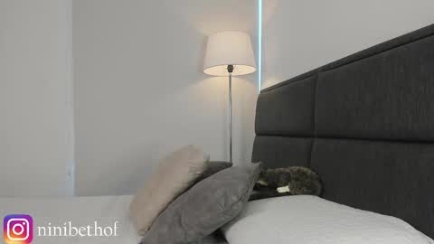 Snapshot of lady_ni chatting on 02-28-25, 12:52 700 1300 -5 online show from 02-28-25, 12:52