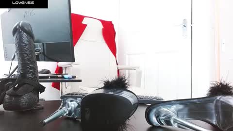 Snapshot of ladyperfection chatting on 10-10-25, 05:45 MistressMILA online show from 10-10-25, 05:45