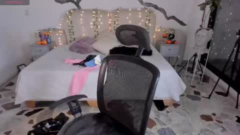 Lady  online show from 10-28-25, 05:11