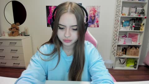 Snapshot of lain__ chatting on 12-19-24, 11:25 Kira online show from 12-19-24, 11:25