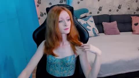 Snapshot of laksmrrr chatting on 10-11-25, 10:25 Lu  Alex online show from 10-11-25, 10:25