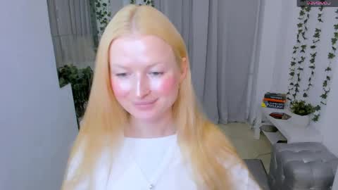Snapshot of laly_peach chatting on 05-27-26, 11:07 Laly online show from 05-27-26, 11:07