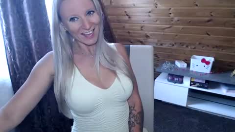 Snapshot of lamadrina006 chatting on 06-15-26, 07:54 LaMadrina006 online show from 06-15-26, 07:54