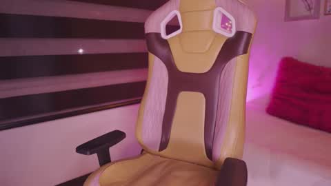 Snapshot of lana_dreams_ chatting on 11-28-25, 02:03 Lana online show from 11-28-25, 02:03