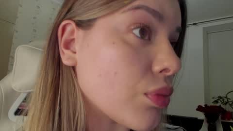 Snapshot of lana_rosy chatting on 01-25-25, 04:35 Alana online show from 01-25-25, 04:35