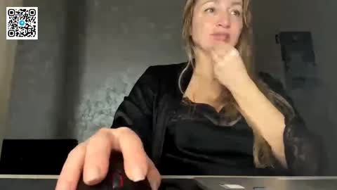 Snapshot of lapussia chatting on 12-14-25, 07:40 Olena online show from 12-14-25, 07:40