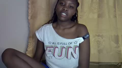 Snapshot of lara5872 chatting on 10-29-25, 12:07 lara online show from 10-29-25, 12:07